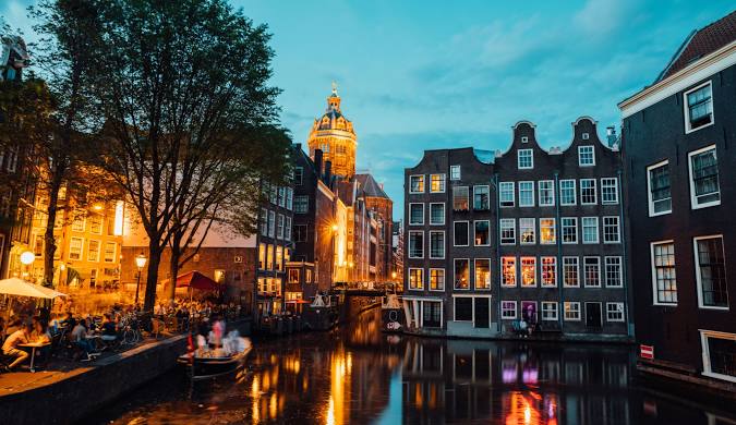 انتقال یورو به آمستردام