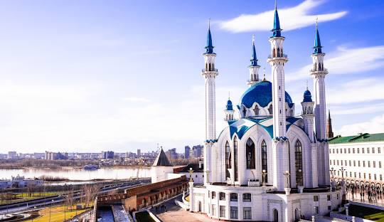 نمایی از شهر کازان با ترکیب معماری سنتی و مدرن